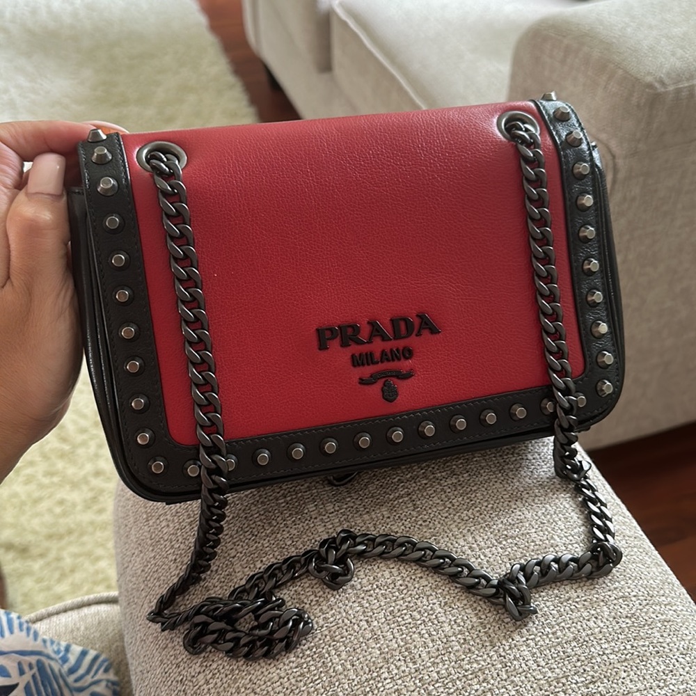 Brand new Prada rojo y negro - timeless piece